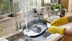 Prijanjajuće ostatke na tavi uklonit ćete u roku od nekoliko minuta: jednostavan trik za savršen sjaj